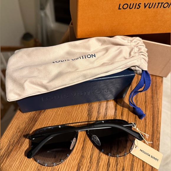 Louis Vuitton Sunglasses - Picture 5 of 15